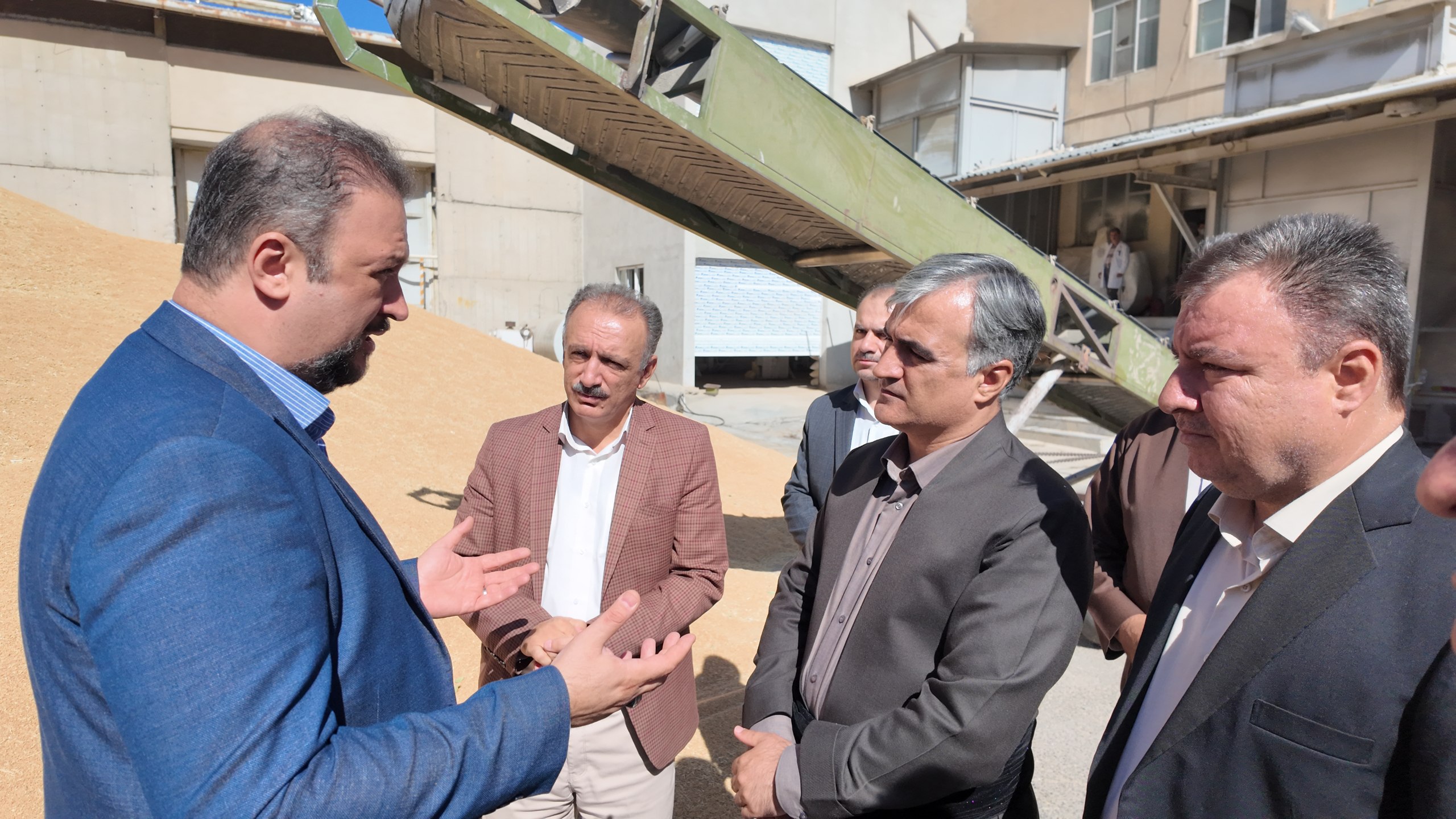فرماندار سنندج از شرکت تعاونی آرد فجر بازدید کرد
