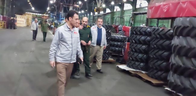 فرمانده سپاه سنندج از تراکتورسازی بازدید کرد