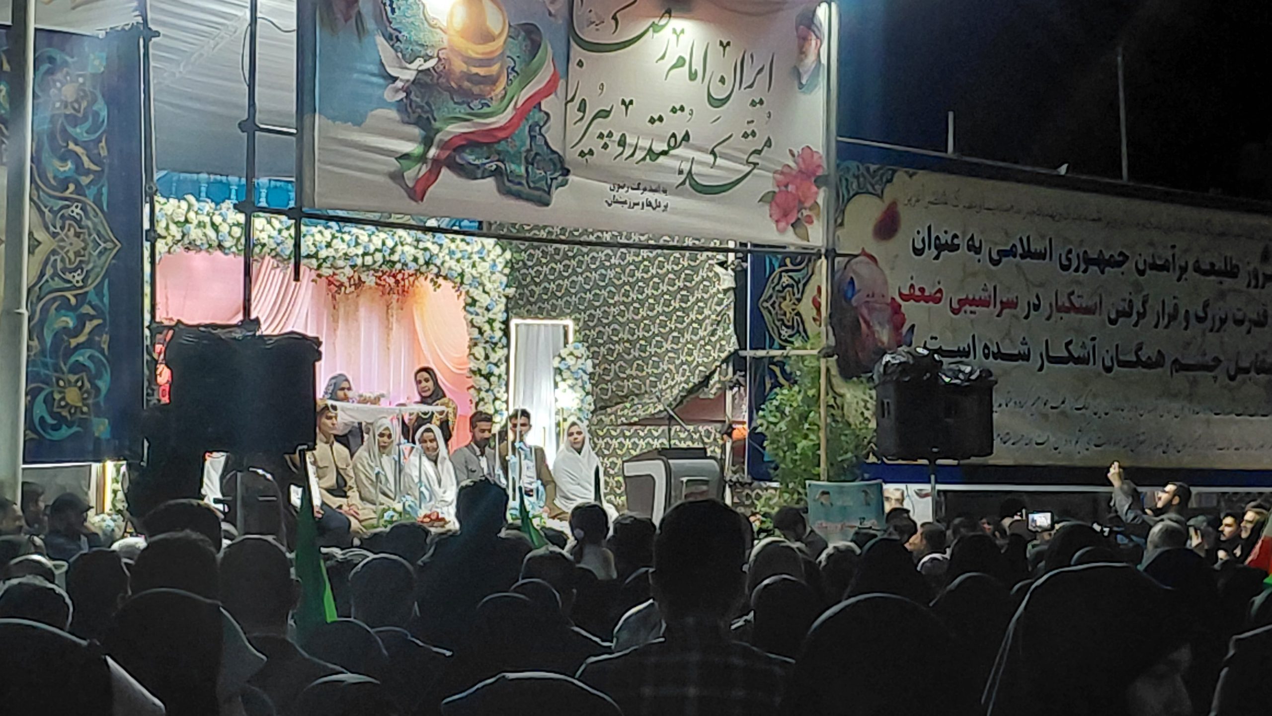 برگزاری مراسم عقد پنج زوج جوان در میدان آزادی سنندج