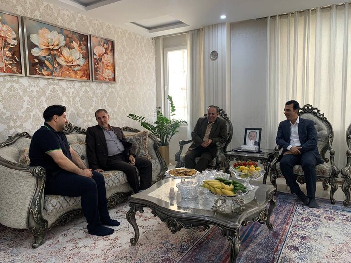 تقدیر از خانواده شهدا و ایثارگران سنندج
