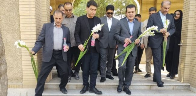 ادای احترام معاون رئیسجمهور به شهدای کردستان ادای احترام معاون رئیسجمهور به شهدای کردستان